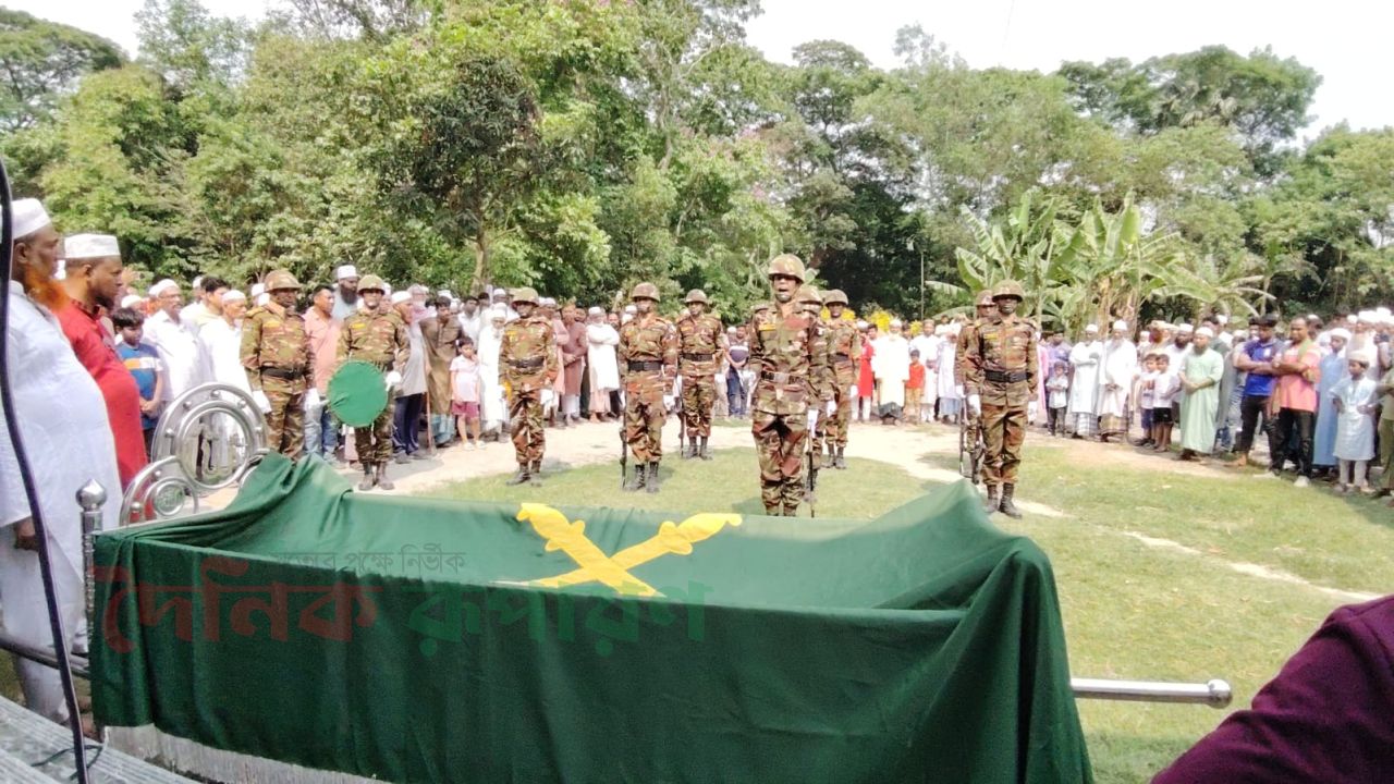 দেবিদ্বারে রাষ্ট্রীয় মর্যাদায় বীর মুক্তিযোদ্ধা আবুল হাশেমের দাফন সম্পন্ন