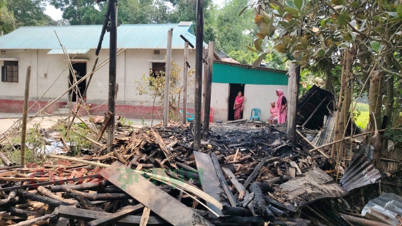 দেবিদ্বারের বারুর গ্রামে অগ্নিকাণ্ডের আতঙ্কে হিন্দু সম্প্রদায়